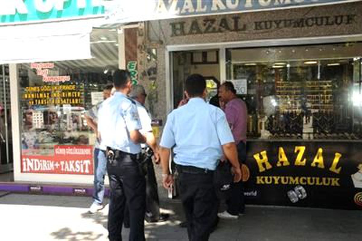 Kuyumcudan 3 Altın Bilezik Çalıp Kaçtı