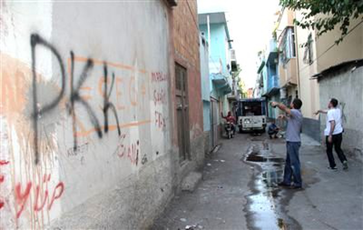 Mersin\'de PKK Adına Zorla Para Topladığı İddia Edilen 8 Kişi Gözaltına Alındı