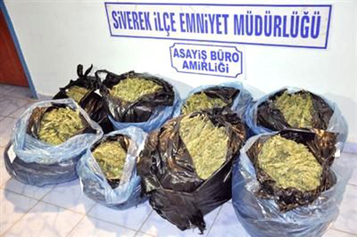 Polis Kovalamacasında Otomobilden Attığı Poşetlerden 40 Kilo Esrar Çıktı