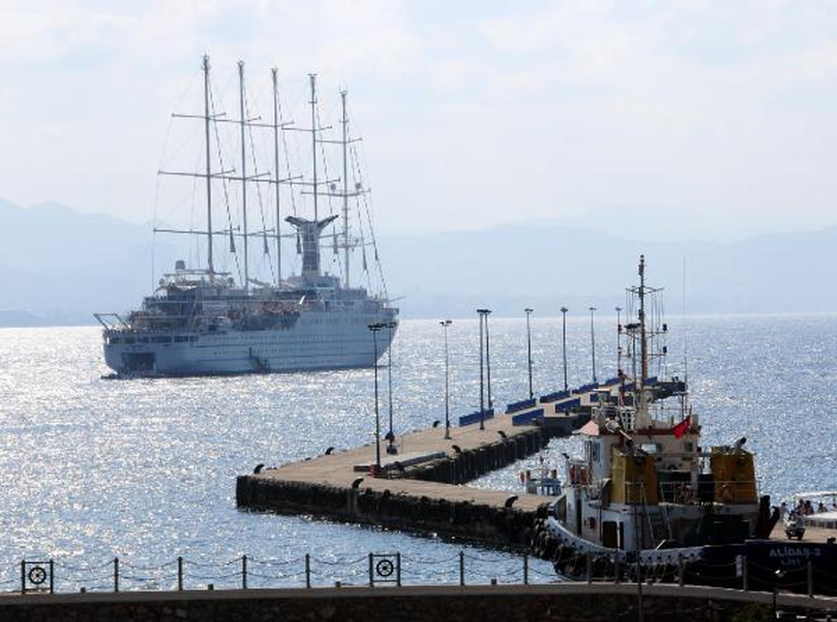 Turistler Gemiden Filikayla Taşındı