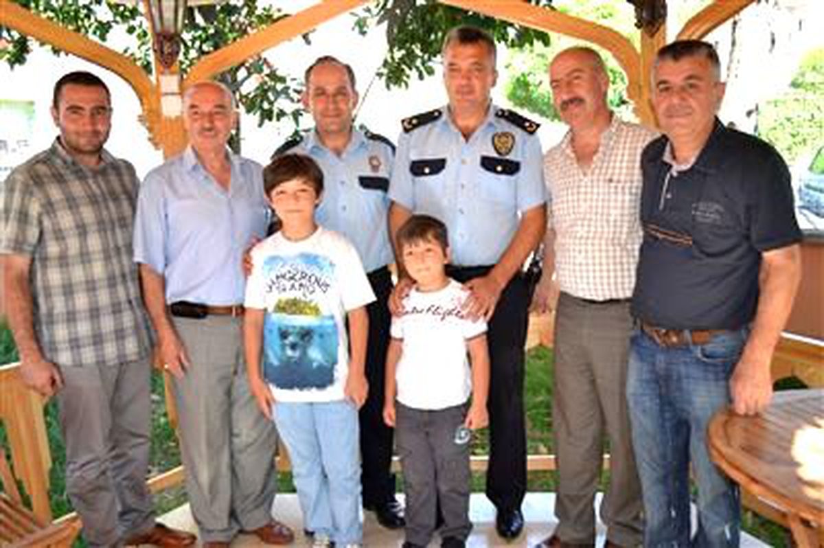 Alaplı\'da Tayini Çıkan Polis Güçtaş\'a Plaket Verildi