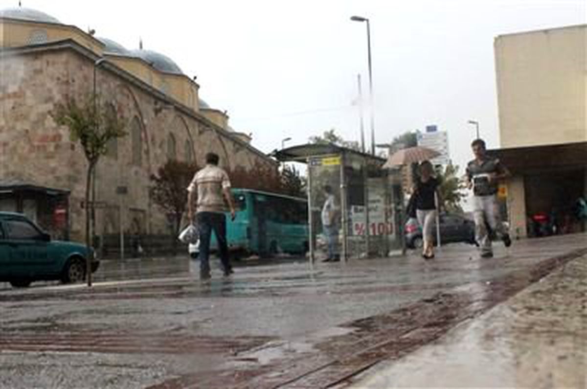 Ani Bastıran Yağmur İşe Gidenleri Yakaladı