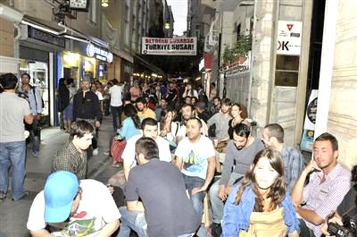 Beyoğlu\'nda Masa Sandalye Eylemi