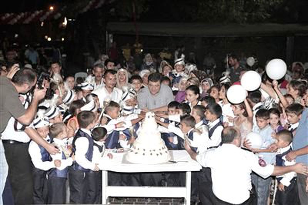 Bornova\'da Sünnet Şöleni