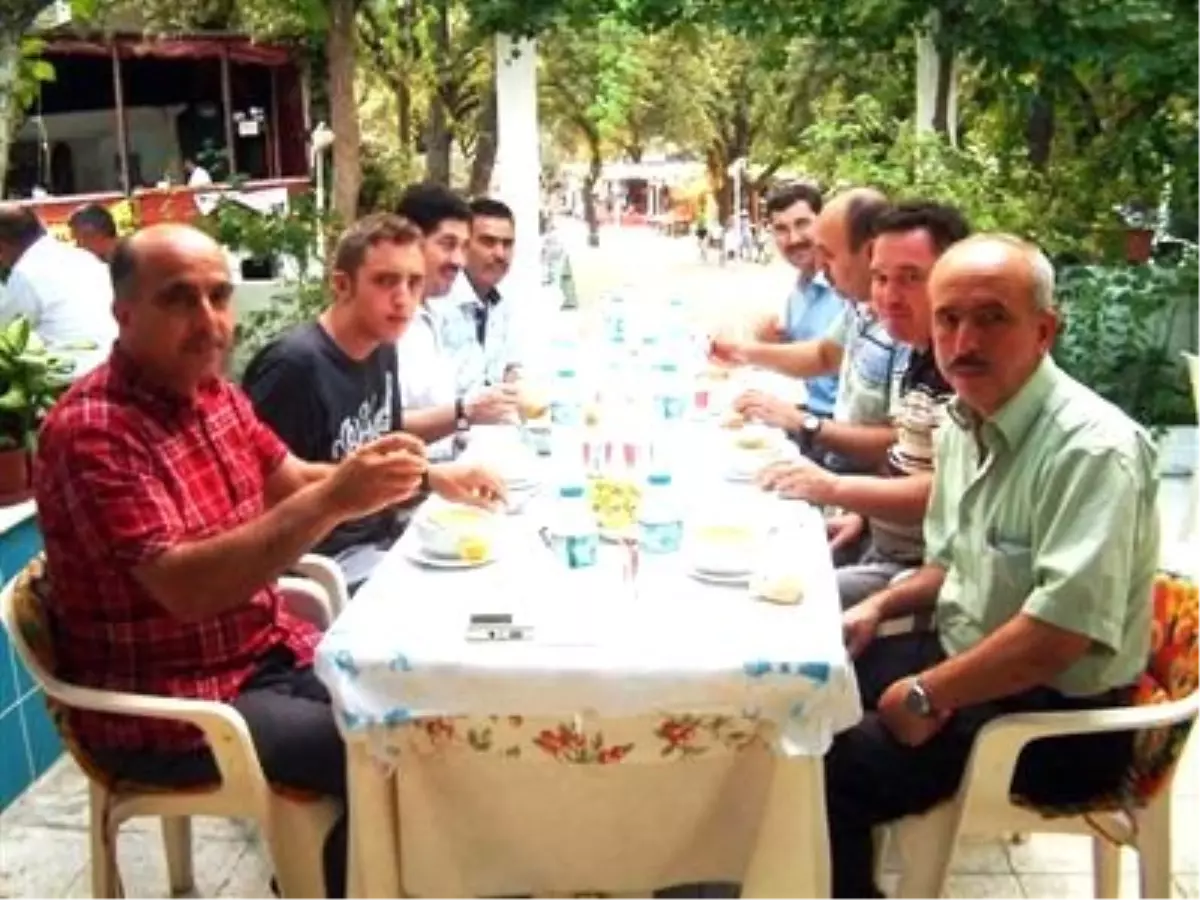 Burhaniye\'de Müftü Ali Efe\'ye Uğurlama Yemeği