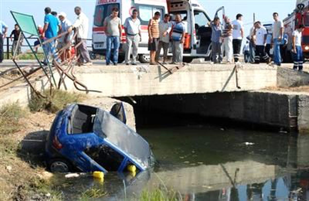 Dar Köprüden Uçan Otomobildeki 4 Kişi Sulama Kanalında Can Verdi