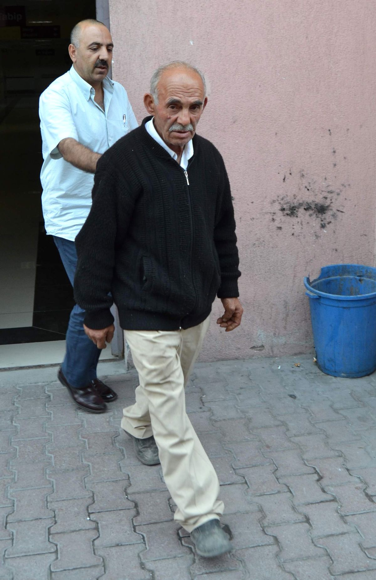 Deneme Atışında 2 Kişiyi Yaraladı