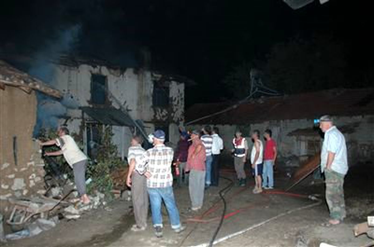Elektrik Kontağından Çıkan Yangın Evi Kül Etti