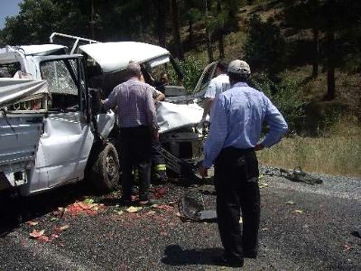 Gediz\'de Trafik Kazası: 1 Ölü, 1 Yaralı