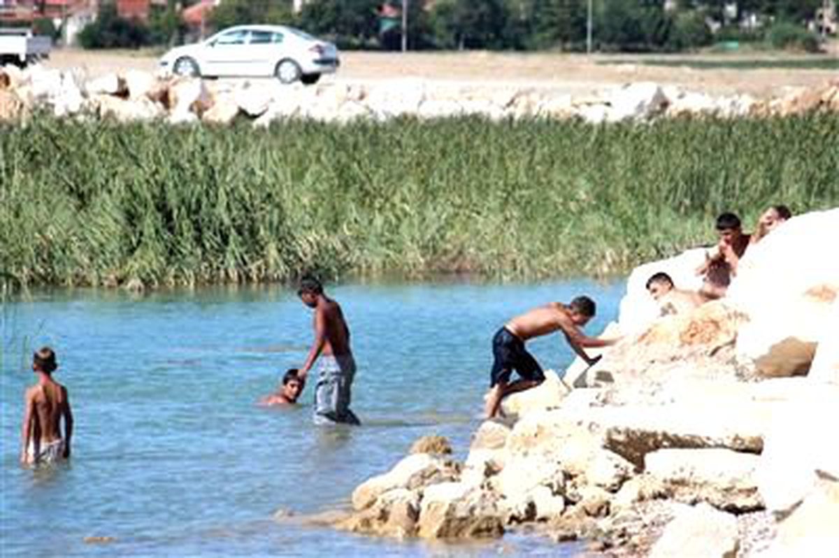 Gölde Yüzen Çocuklar Tehlikeye Aldırış Etmiyor
