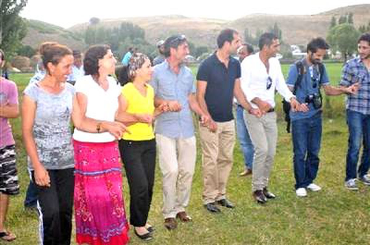 Gurbetçilerden Köyde Panel ve Tiyatro