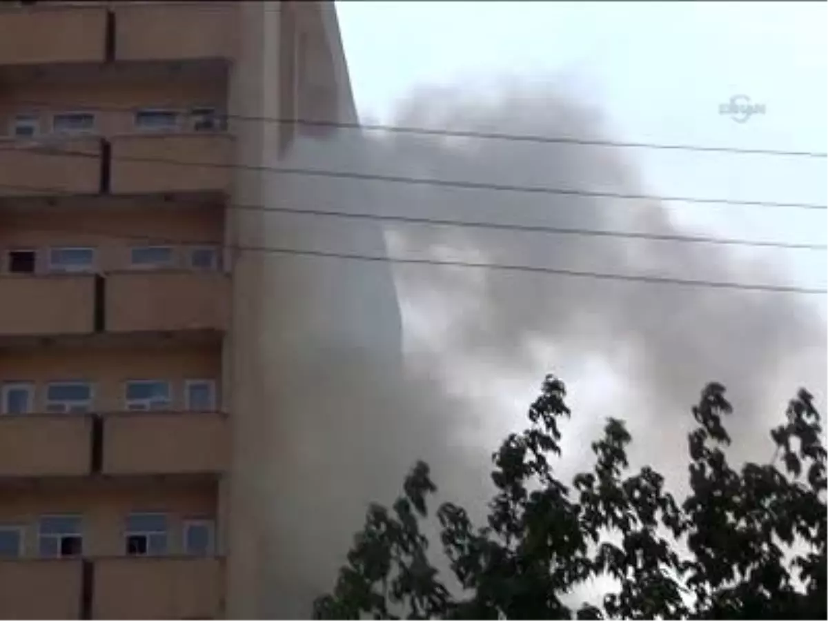 Hastane Bitişiğindeki Çatı Yangını Korkuttu