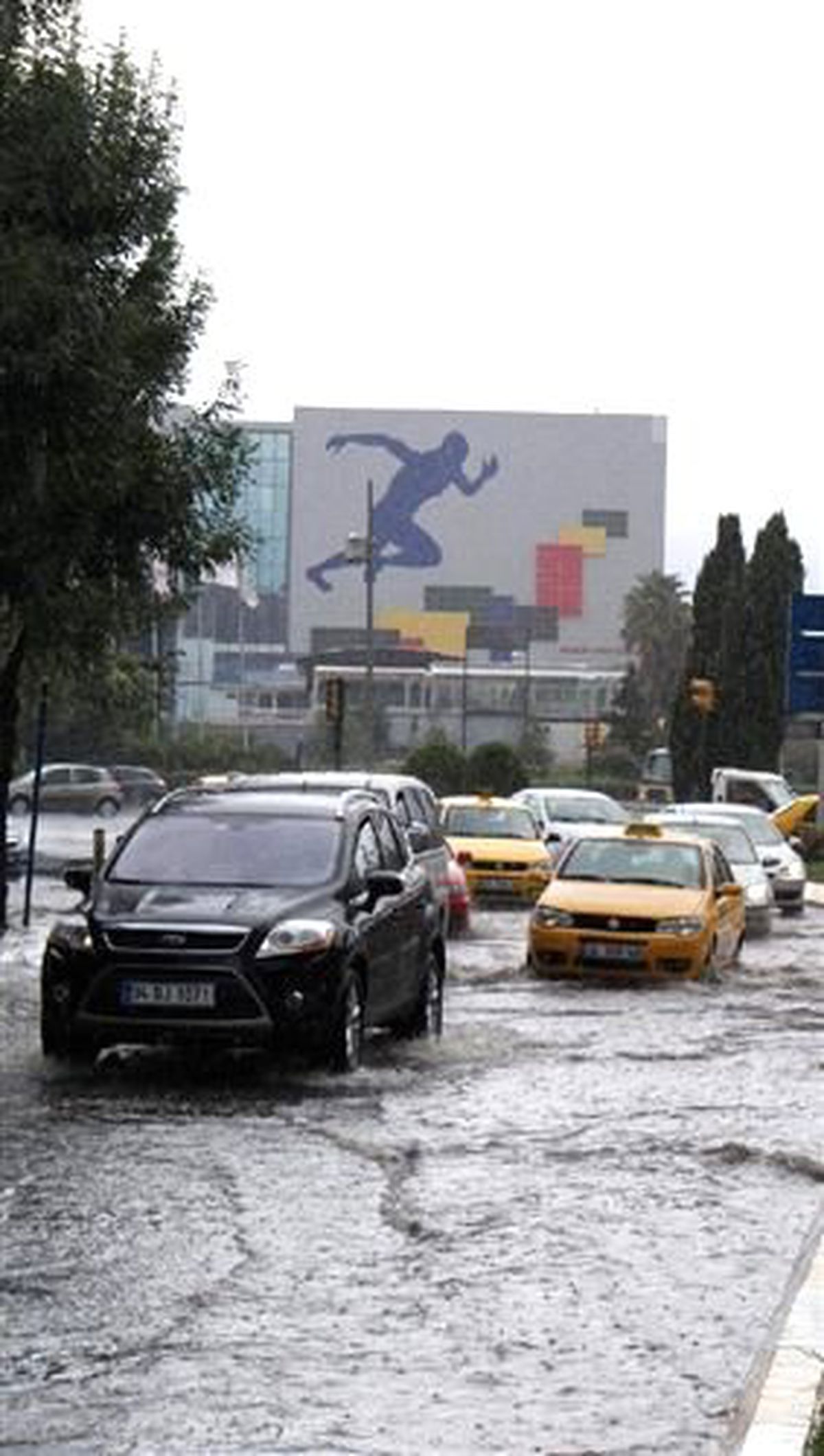 İstanbul\'da Sağanak Yağış Etkili Oldu