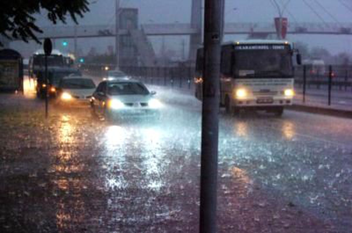 İstanbul\'da Yağmur. ) Yollar Göle Döndü