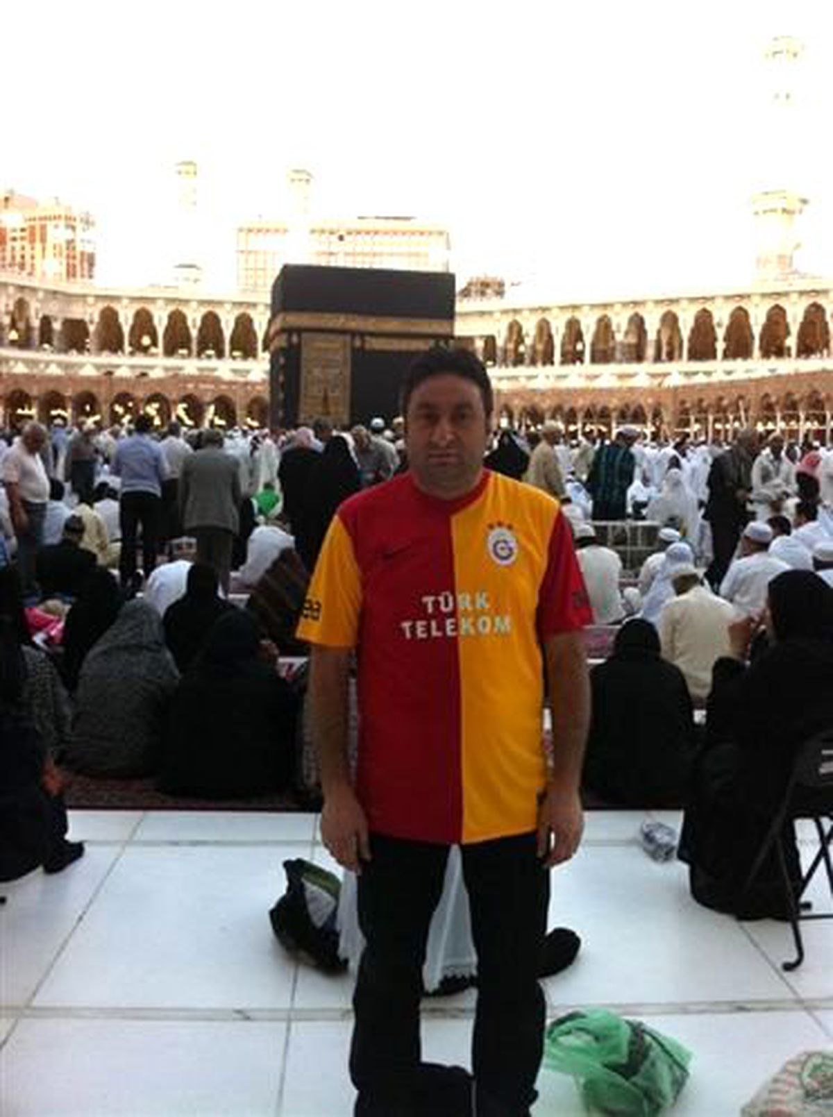 Kabe\'yi Galatasaray Formasıyla Tavaf Etti