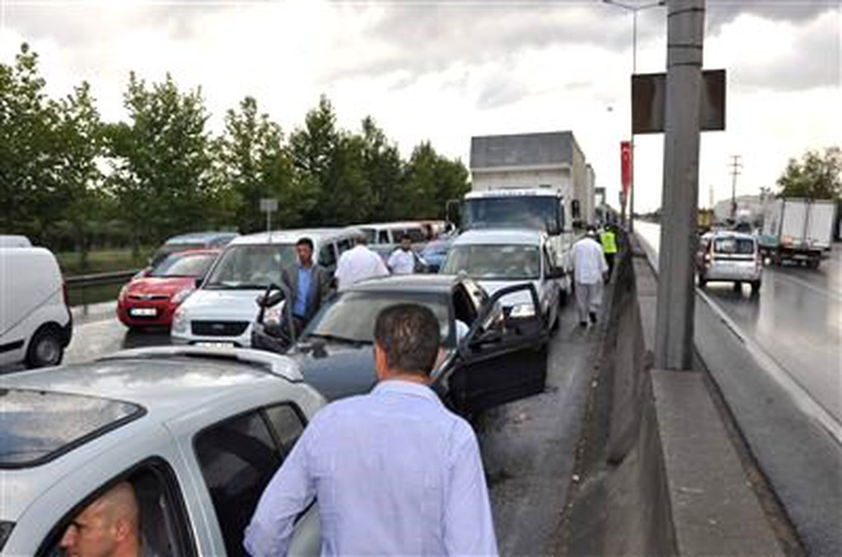 Kamyoncular 400 Tır\'la İzmit\'e Girmek İstedi