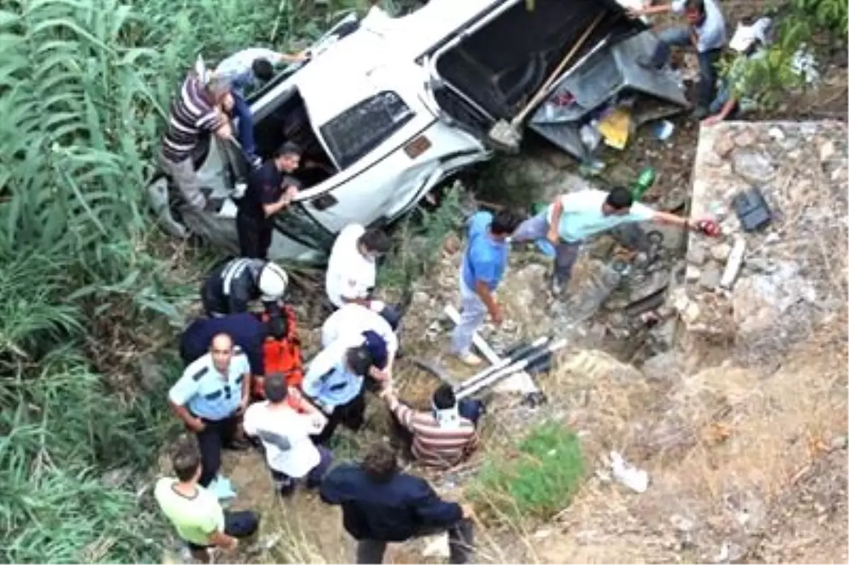 Kamyonet Şarampole Yuvarlandı: 2 Yaralı