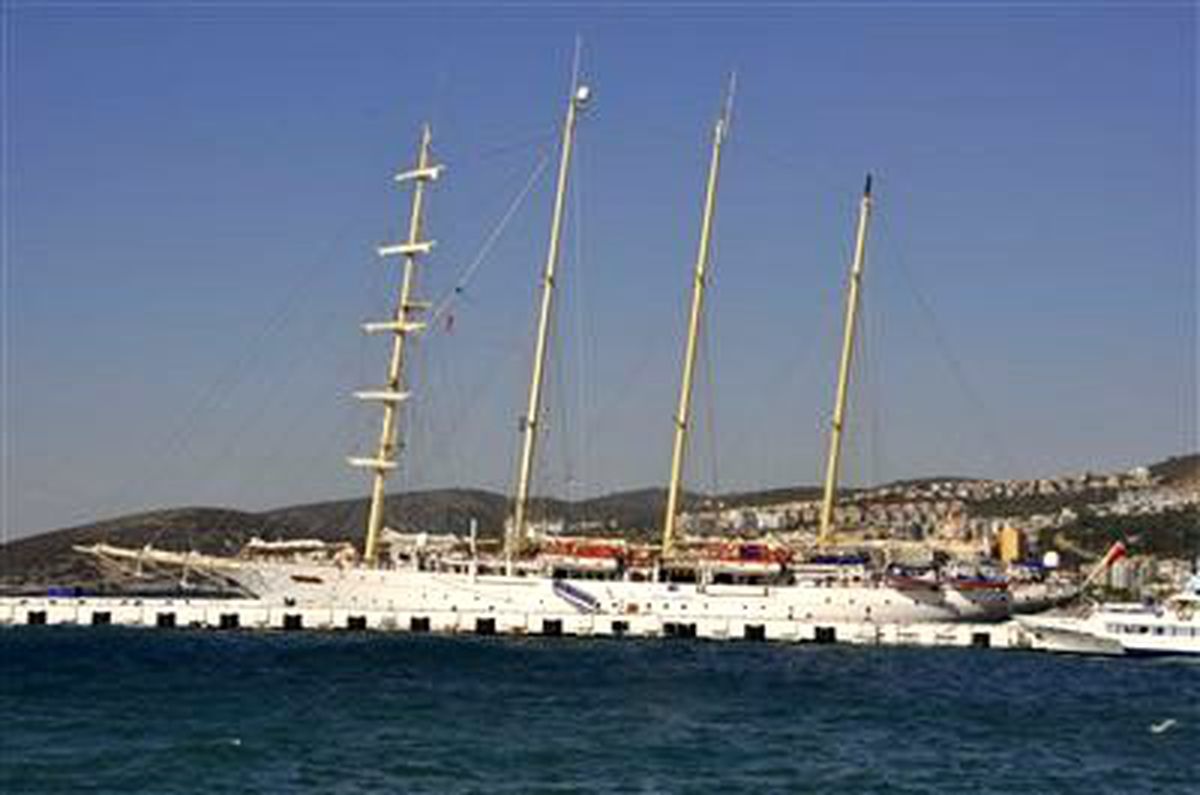 Kuşadası\'na Denizden Eşcinsel Çıkartması