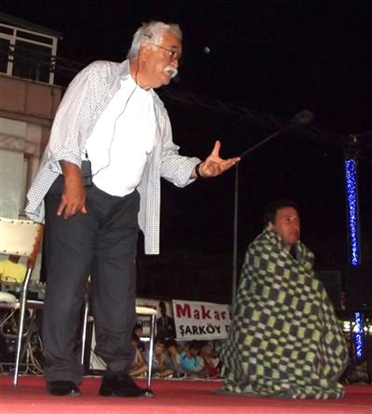 Levent Kırca\'dan Hülya Avşar\'a "Cahil" Suçlaması