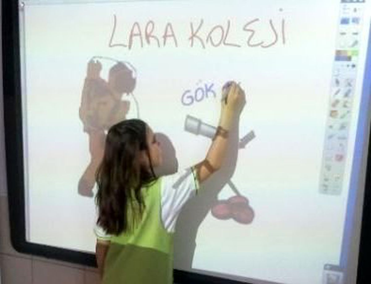 Lüleburgaz\'daki Okullara "Akıllı Tahta"