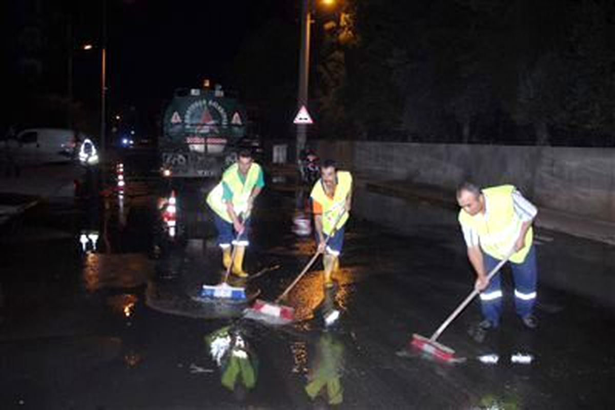 Muratpaşa\'da Cadde ve Sokak Temizliği Çalışması Yapıyor