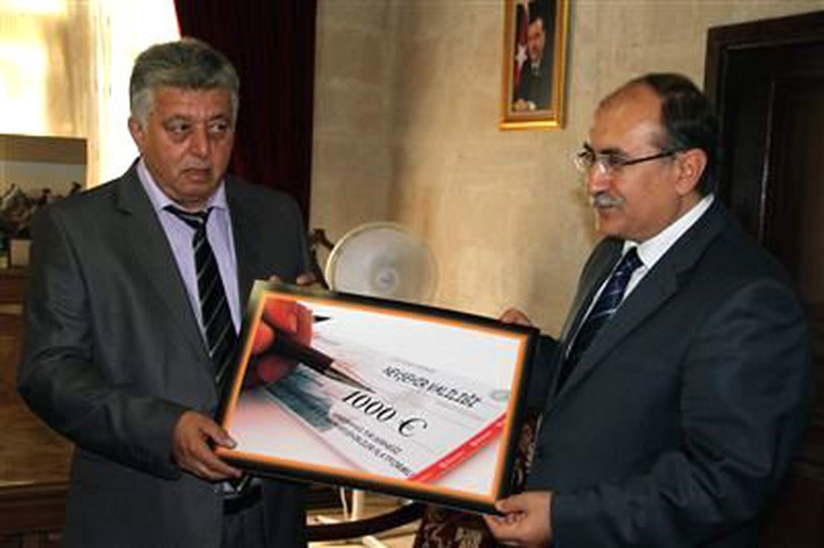 Nevşehir Valisi Savaş\'tan Hayırsever Gurbetçiye Plaket