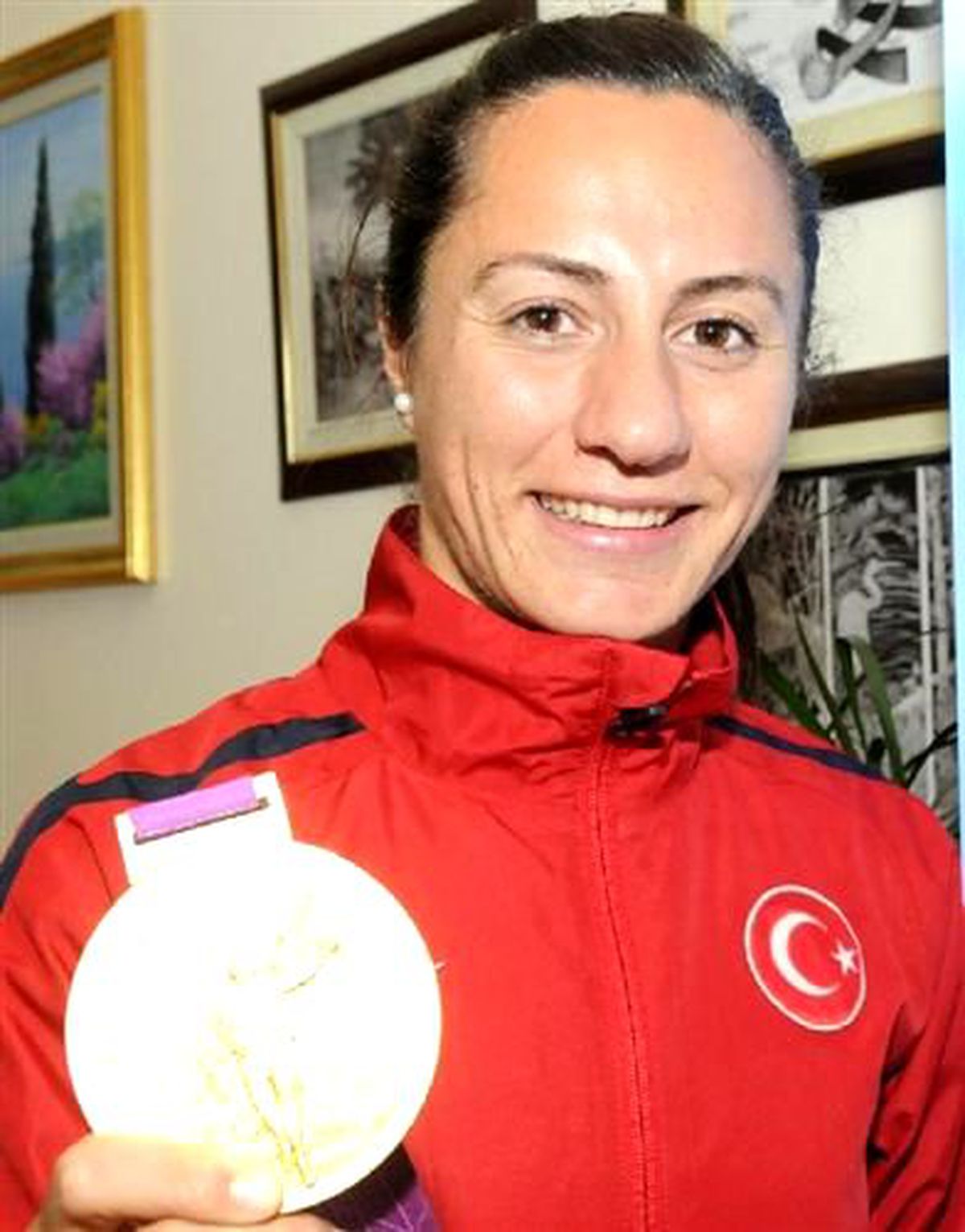 Olimpiyat Şampiyonu Aslı, Rektörü Ziyaret Etti