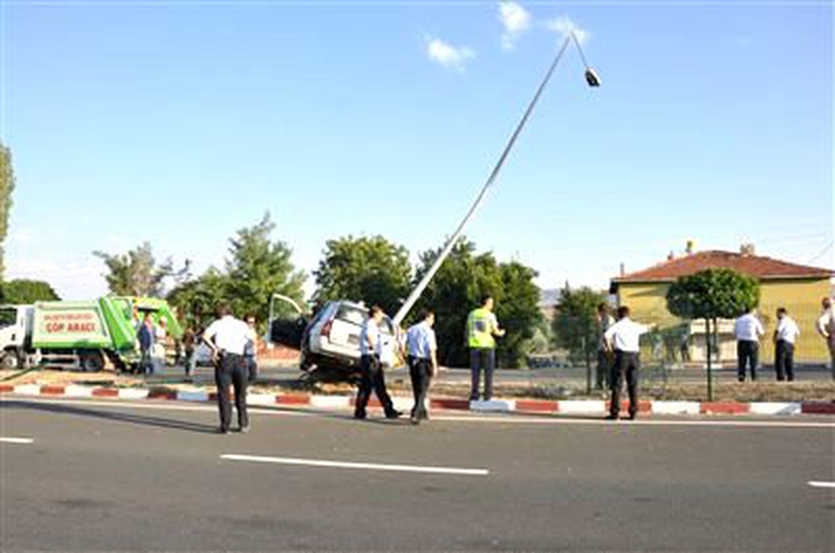 Otomobil Elektrik Direğine Çarptı: 5 Yaralı