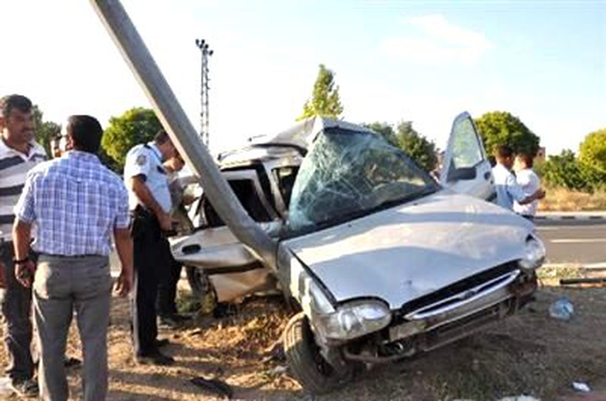 Otomobili Elektrik Direği Durdurdu: 5 Yaralı