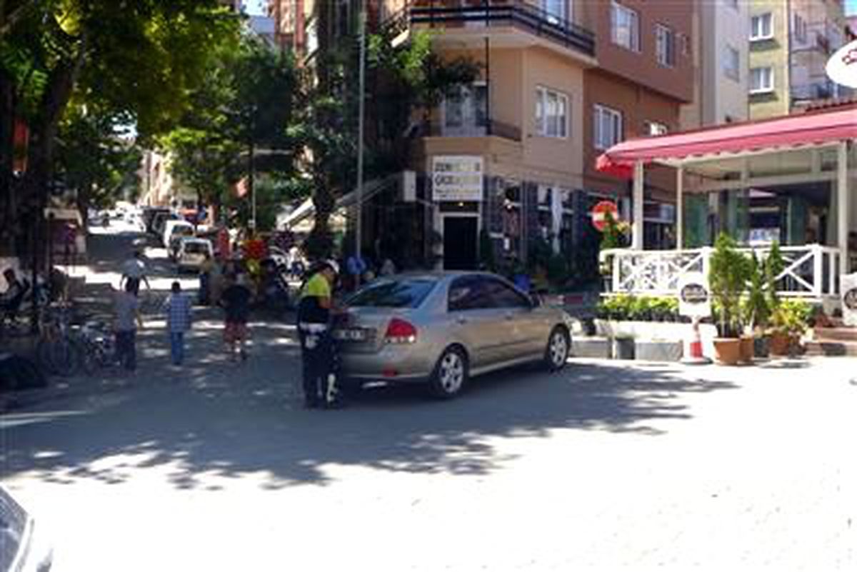 Polis Hatalı Park Eden Sürücülere Göz Açtırmıyor