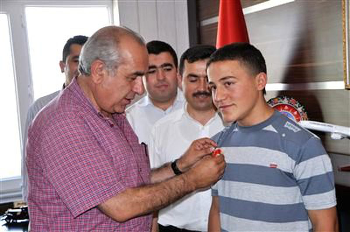 Sedat Sel, Türkiye Birincisi Olan Öğrenciyi Altınla Ödüllendirdi