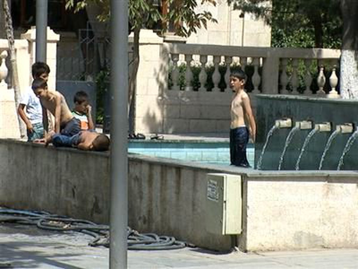 Serinlemek İsteyen Çocuklar Süs Havuzlarına Akın Etti
