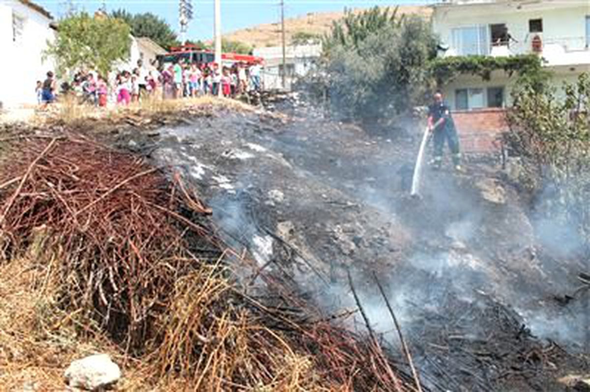 Sokak Arasında Bırakılan Çırpıların Yanması Paniğe Neden Oldu