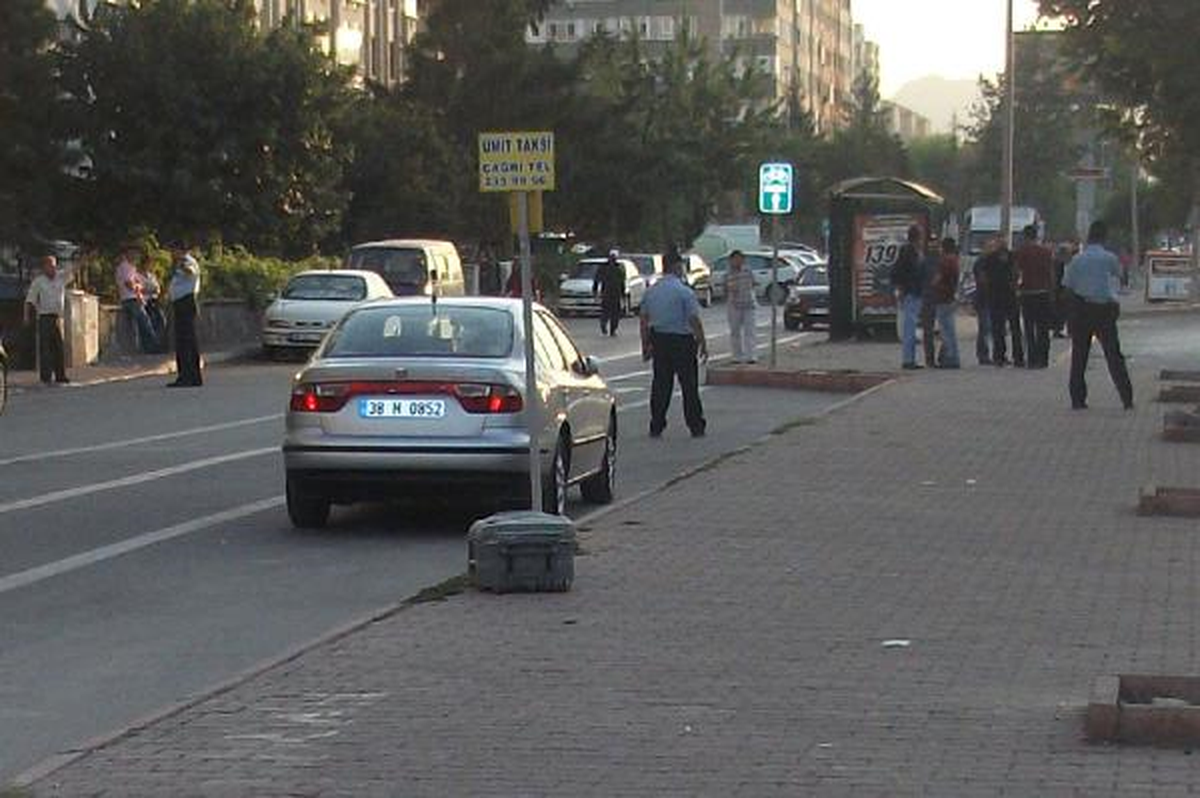 Tramvay Durağında Bomba Paniği