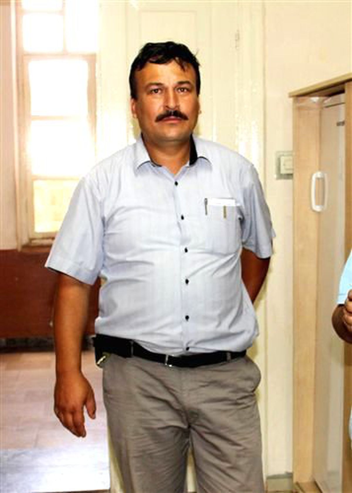 Üzerine Dökülen Yemek Polisin Sonu Oldu