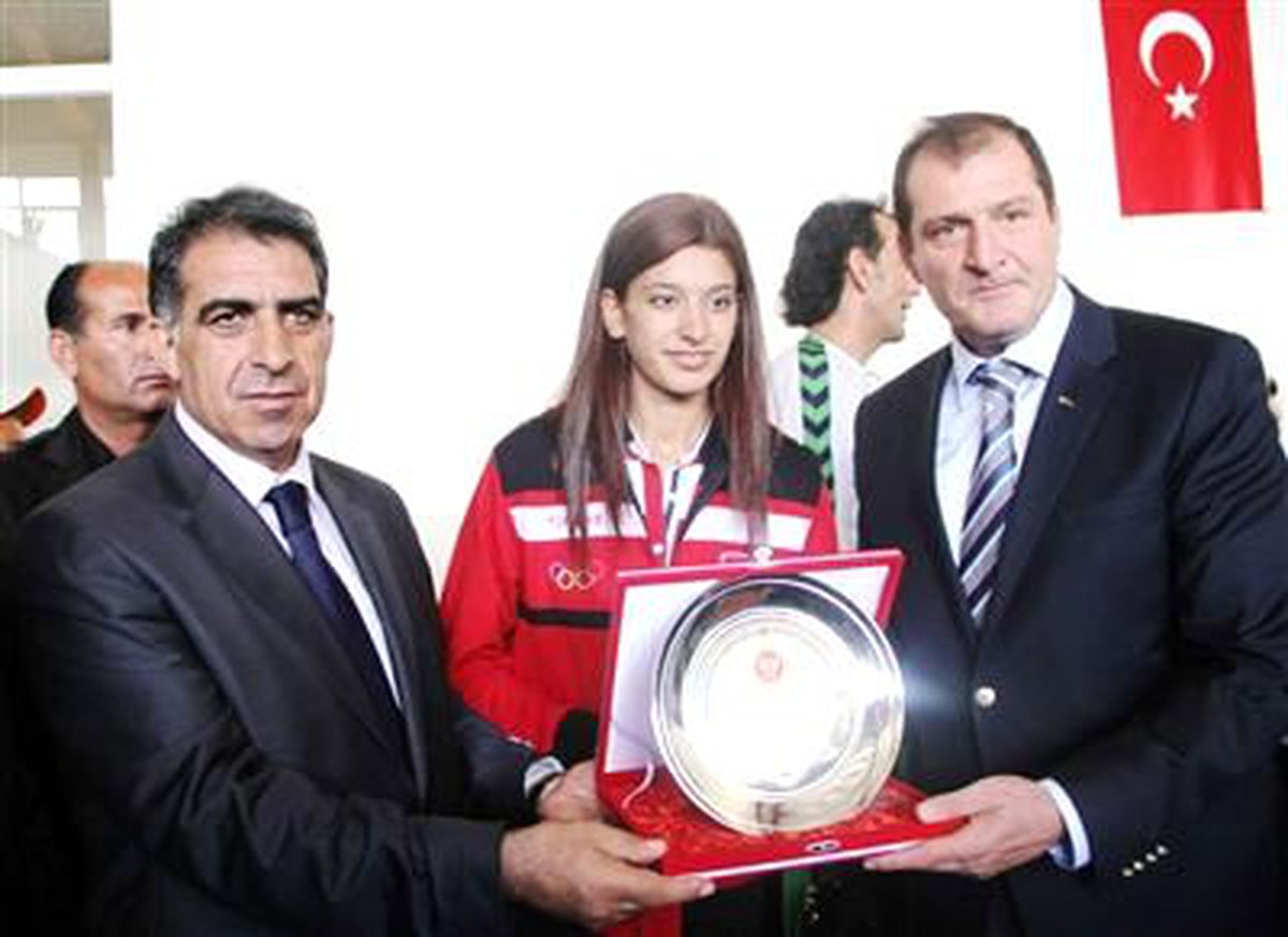 Vatso Başkanı Nadiroğlu\'na Spora Destek Plaketi