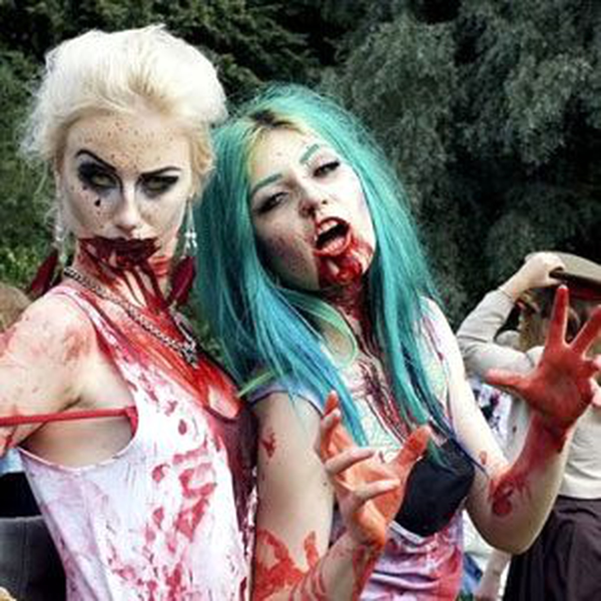 Yüzlerce \'Zombi\' St Petersburg Caddelerini İşgal Etti