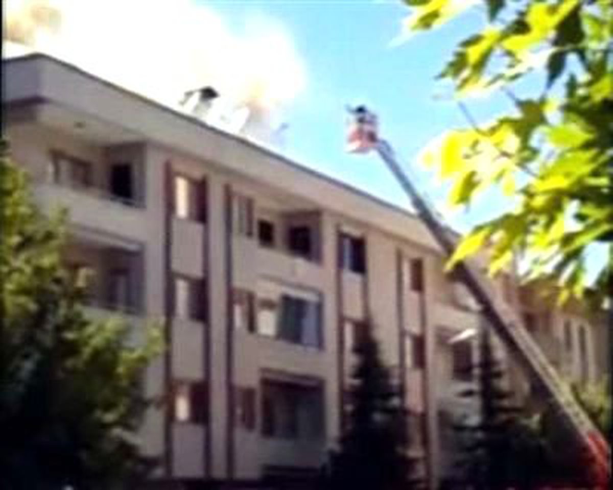 3 Katlı Apartmanın Çatısında Yangın