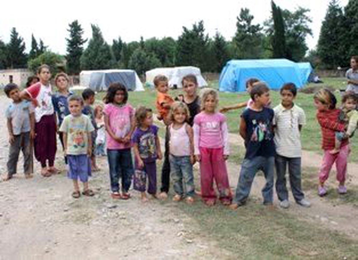 Aileleri Fındık Bahçesinde Çocuklar Çadırda
