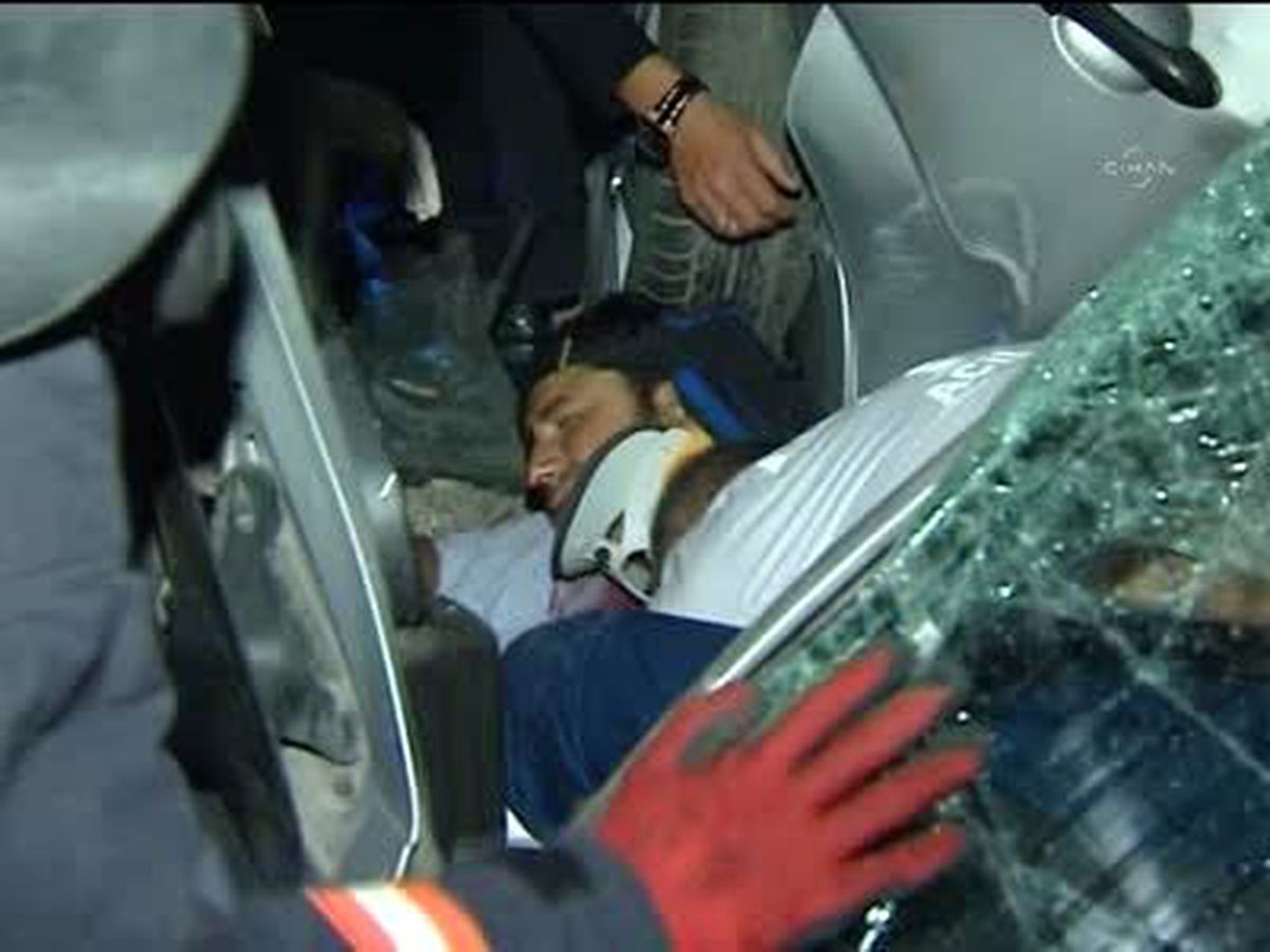 Başkent\'te Otomobil Elektrik Direğine Çarptı: 2 Yaralı
