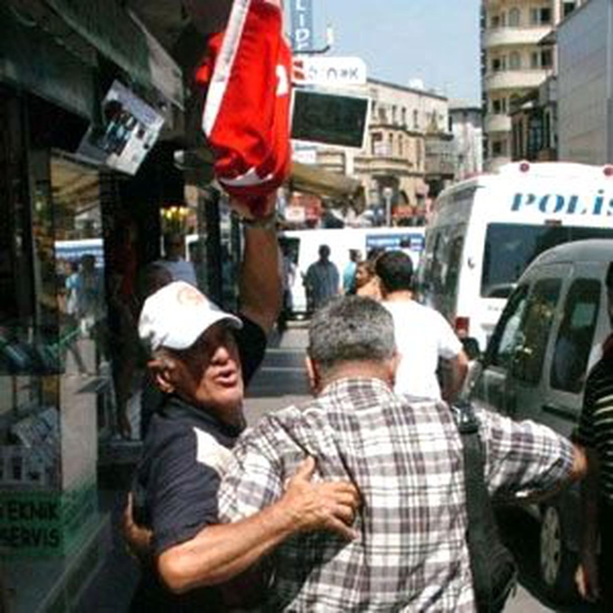 BDP\'li Kadınlara Türk Bayraklı Tepki