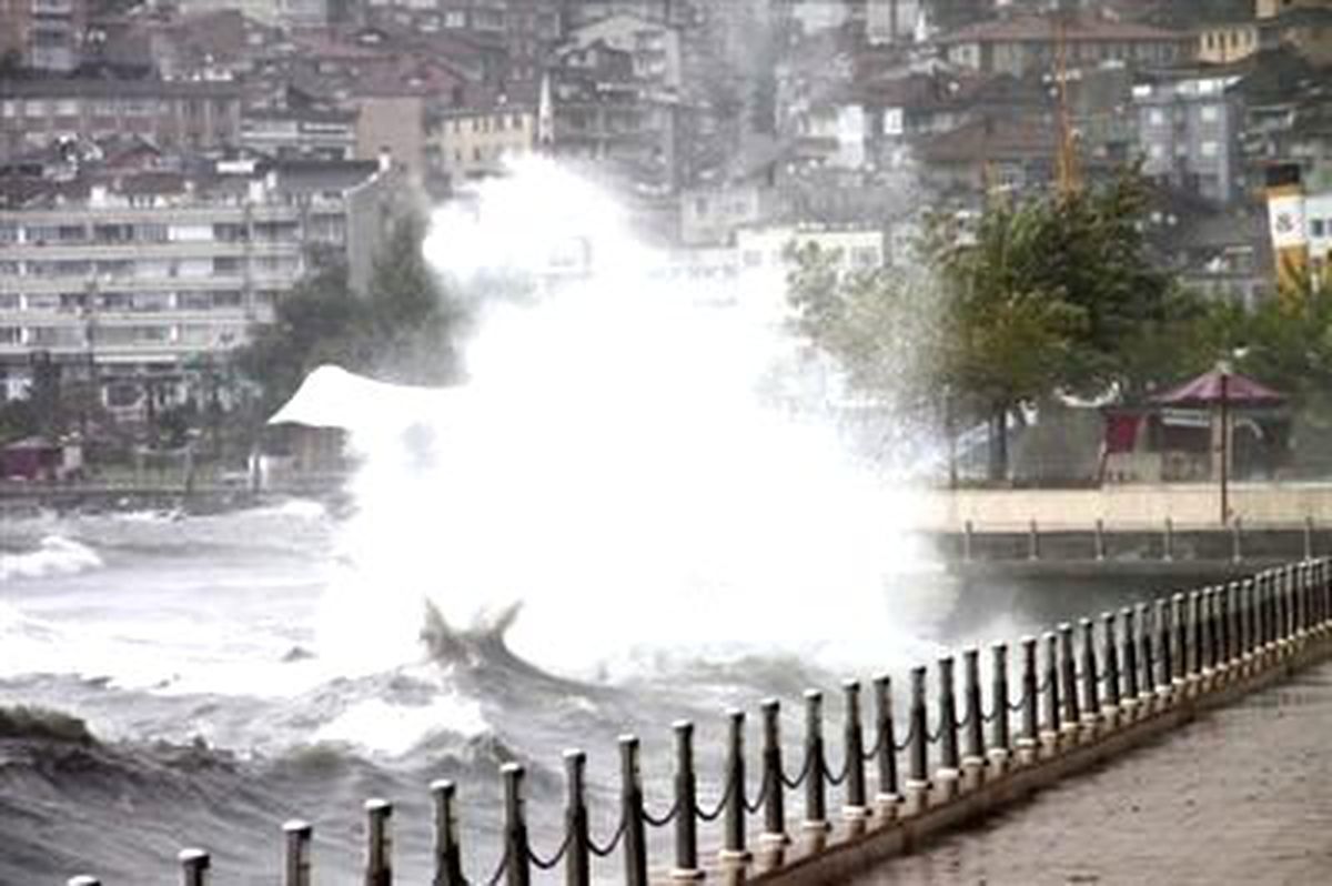Dev Dalgalar Zonguldak Sahilini Vurdu