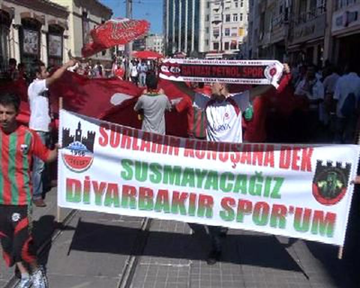 Diyarbakırlı Taraftarlardan Dev Türk Bayraklı Yürüyüş