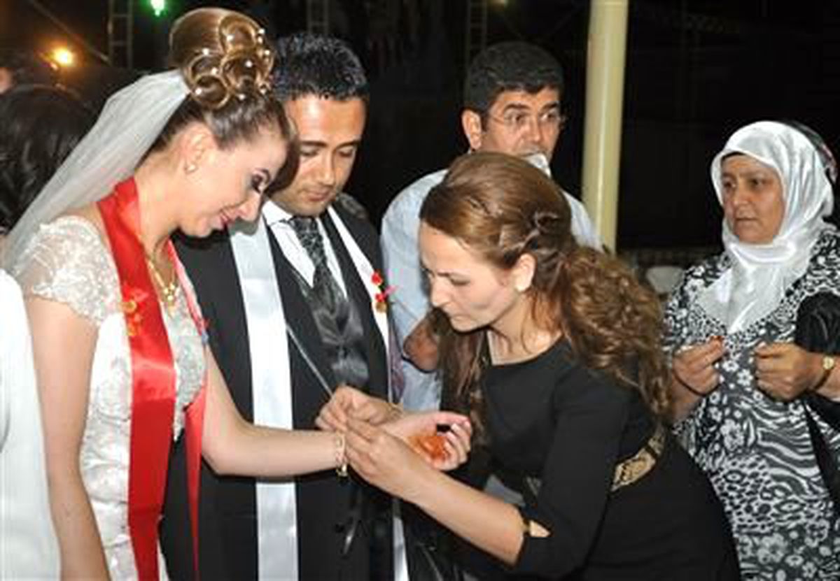Düğünlerde Altın Takma Geleneği Tarihe Karışıyor