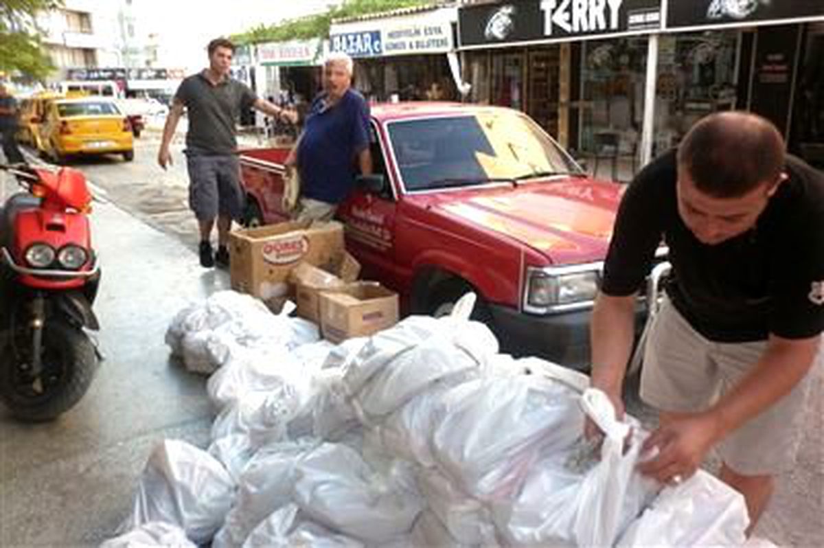 Ebso ve TOBB\'un Gıda Yardımları Urla\'da Dağıtıldı