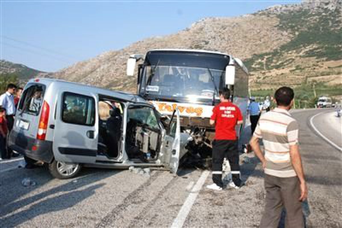 Eğirdir\'de Kaza: 1 Ölü, 9 Yaralı (1)