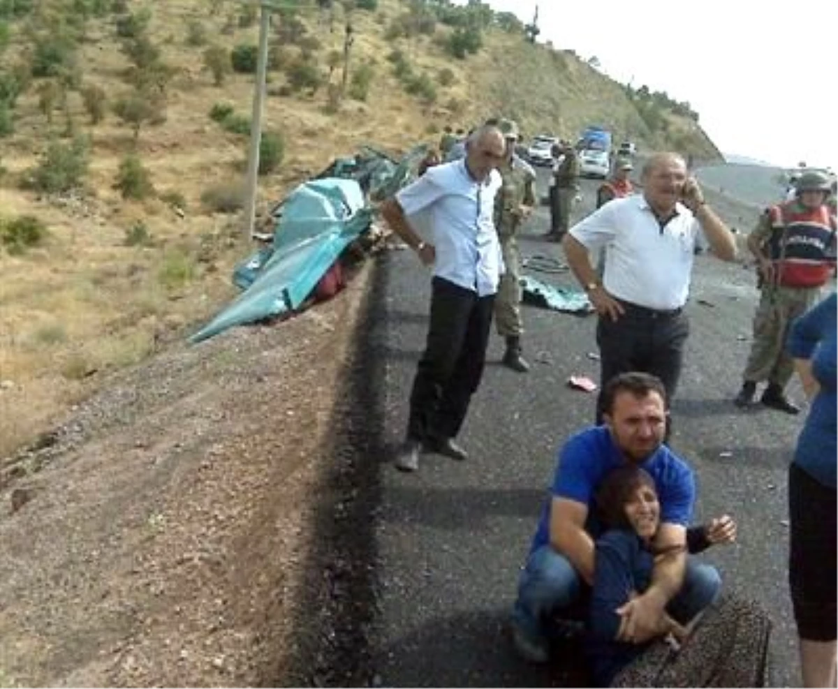 Elazığ\'da Kamyon ile Minibüs Çarpıştı: 3 Ölü, 2 Yaralı