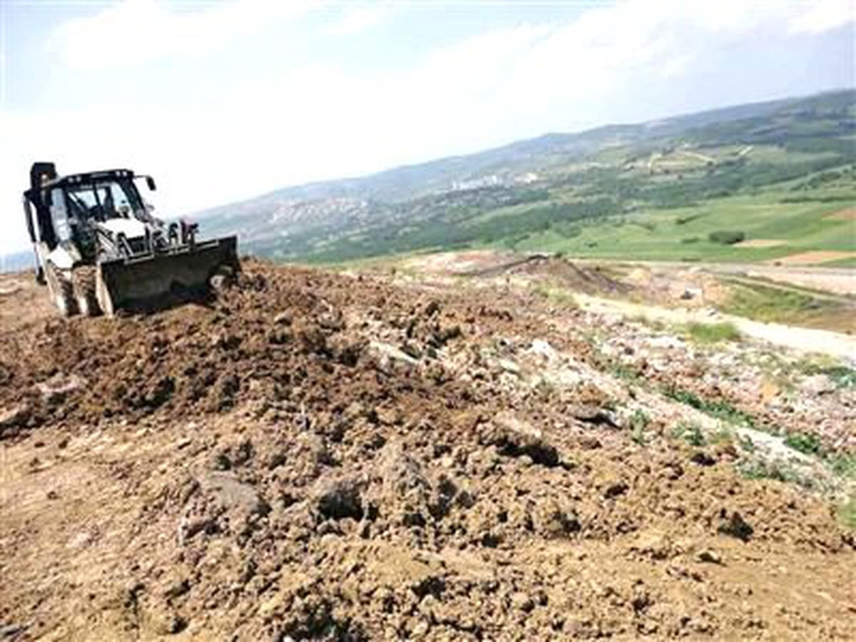 Eski Çöp Döküm Alanı Toprakla Kapatılıyor