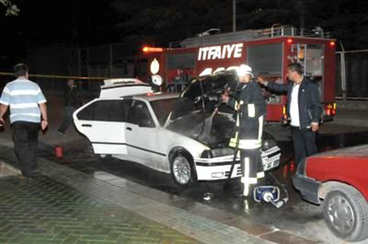 Eskişehir\'de Yangın Çıkan Otomobildeki Patlama Korkuttu