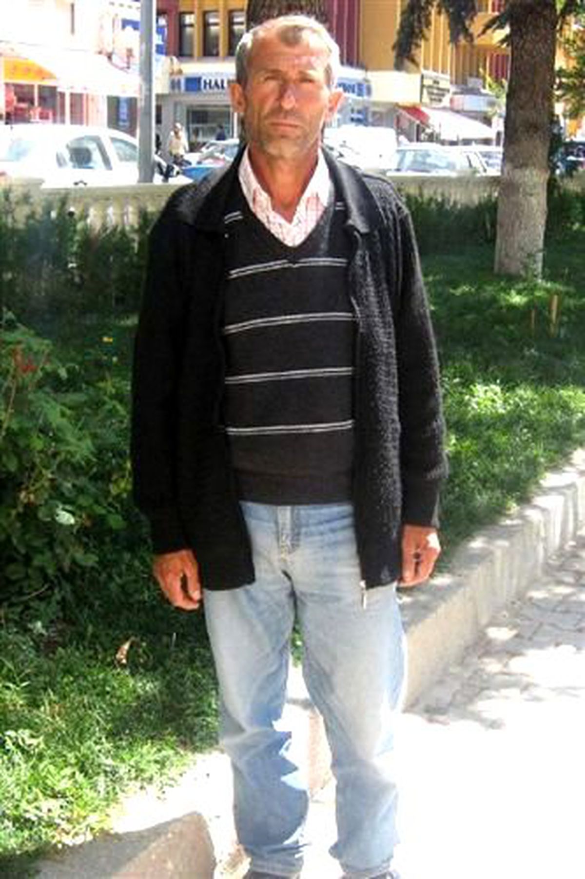 Kesik Başı Köy Meydanına Attı